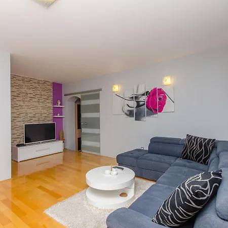 Stone Rose In Center Apartment Split Exterior photo