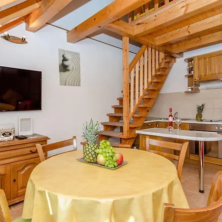 Stone Rose In Center Apartment Split Exterior photo