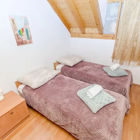 Stone Rose In Center Apartment Split Exterior photo