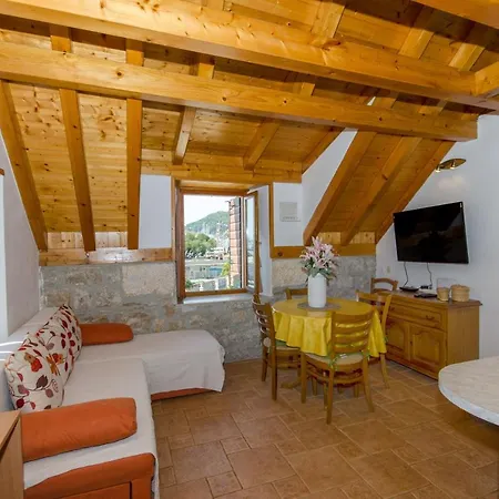 Stone Rose In Center Apartment Split Exterior photo