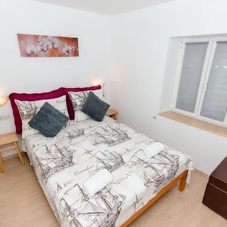 Stone Rose In Center Apartment Split Exterior photo