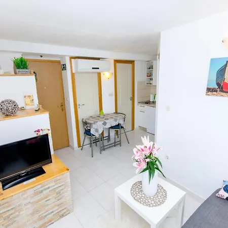 Stone Rose In Center Apartment Split Exterior photo