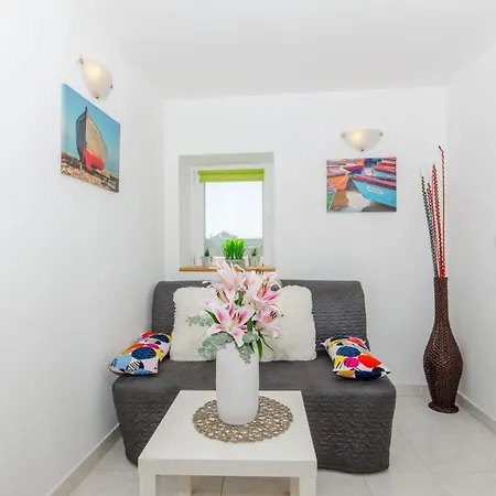 Stone Rose In Center Apartment Split Exterior photo