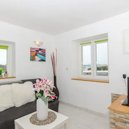 Stone Rose In Center Apartment Split Exterior photo